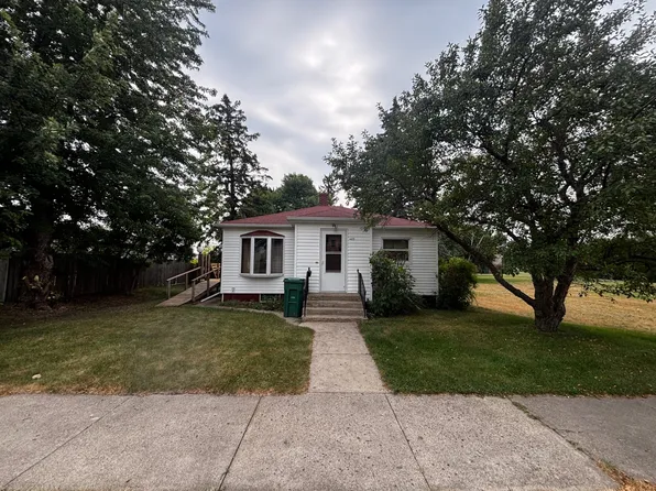 409 3rd Ave S, New Rockford, ND 58356