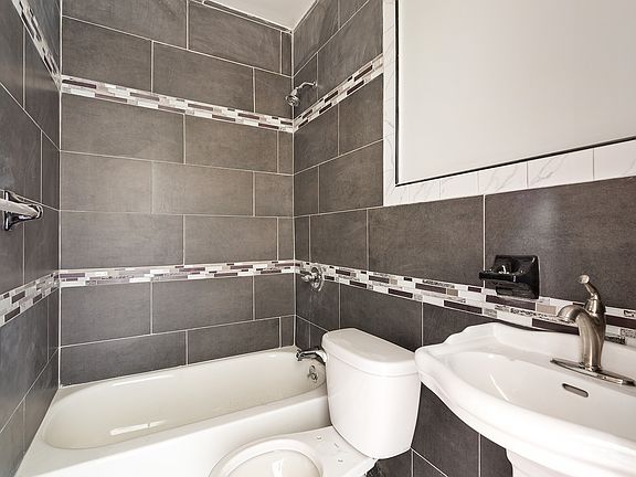 4th image of 1567 De Kalb Ave #1R