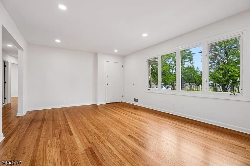 3 bed, 2.0 bath, 2300 sqft, $3,150 — Photo 3
