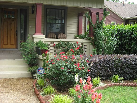 Front Lawn/Garden (R)