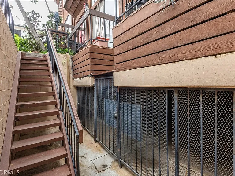 984 Granville Ave — Photo 40