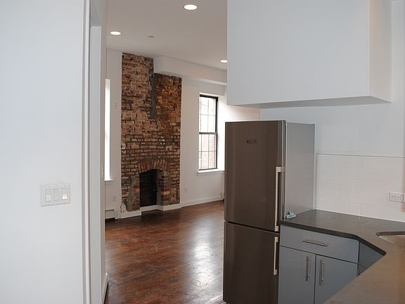 4th image of 387 Quincy St APT 4