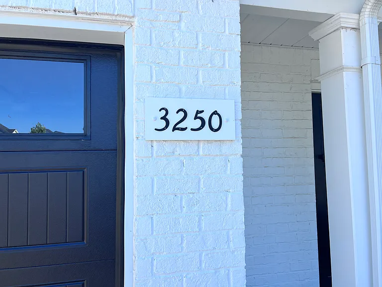 3250 Clemons Cir — Photo 2