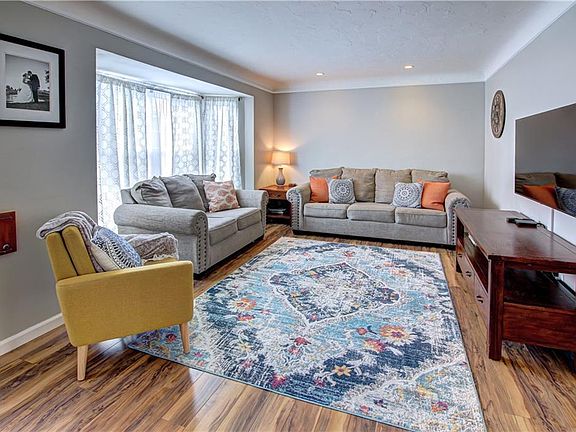 3rd image of 4609 W 221st St