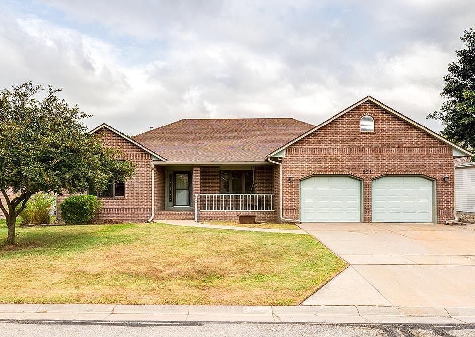 1st image of 921 Twin Oaks Dr