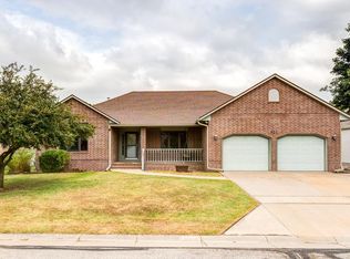 921 Twin Oaks Dr, Salina, KS 67401