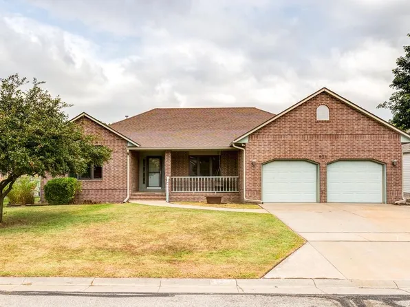 921 Twin Oaks Dr, Salina, KS 67401