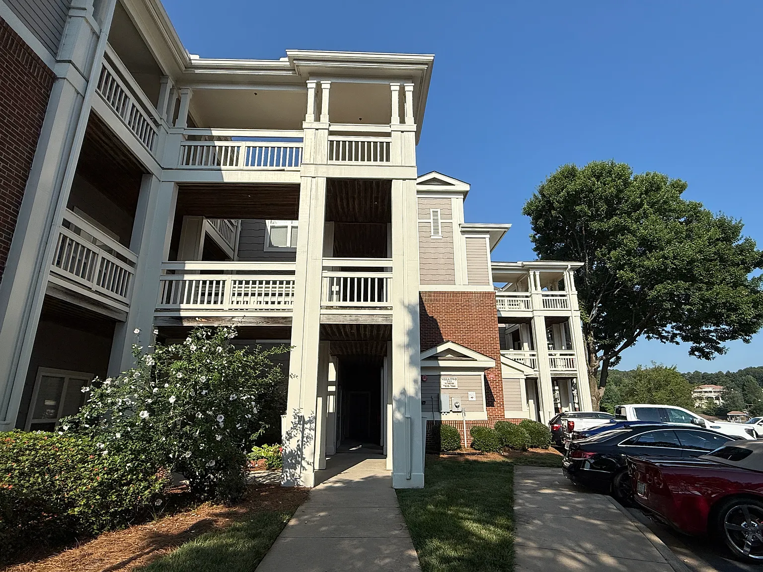 3 bed, 1396 sqft, $2,300 — Photo 3