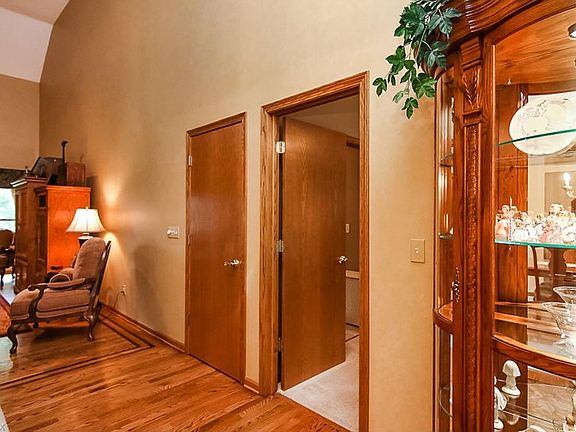 4th image of 3184 Linden Cir