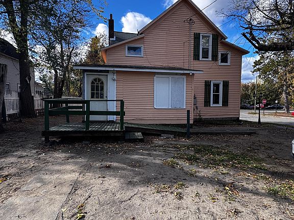 3rd image of 211 Maple Ave NE