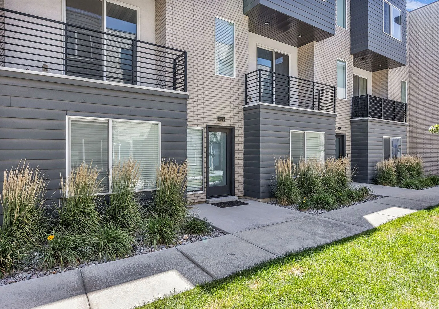 3 Bedroom 2.5 Bath Townhome in Salt Lake City! — Photo 1