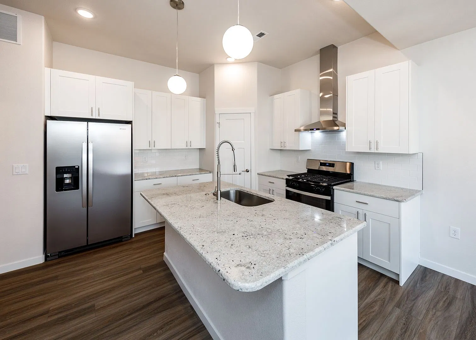 Brand New| Luxury 3-Bedroom Townhome | Stunning Views & Prime West Side Location — Photo 2