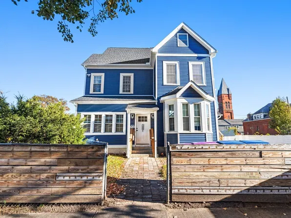 164 Pine St, Holyoke, MA 01040