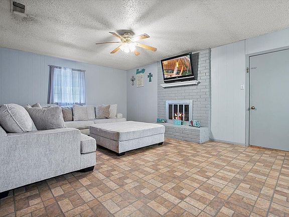 5th image of 325 Pecan St