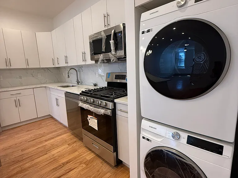 1569 Broadway #B — Photo 1