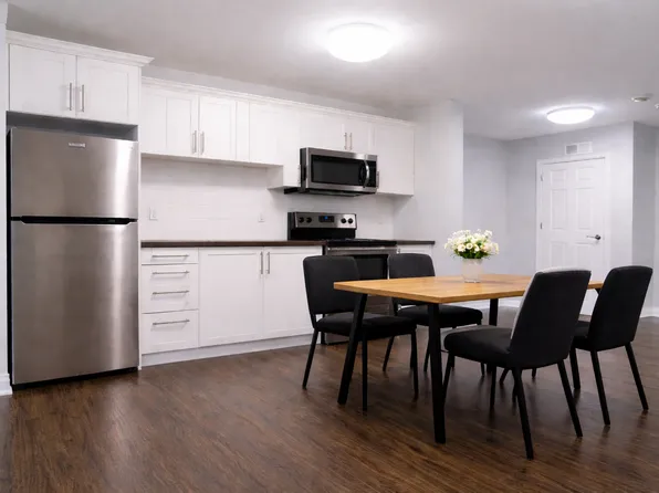 239 Saint Paul St #12, Saint Catharines, ON L2R 3M6