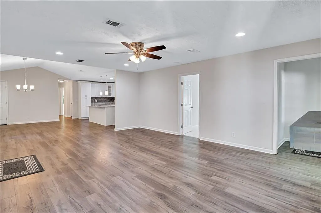 4 bed, 3.0 bath, 1946 sqft, $2,500 — Photo 3