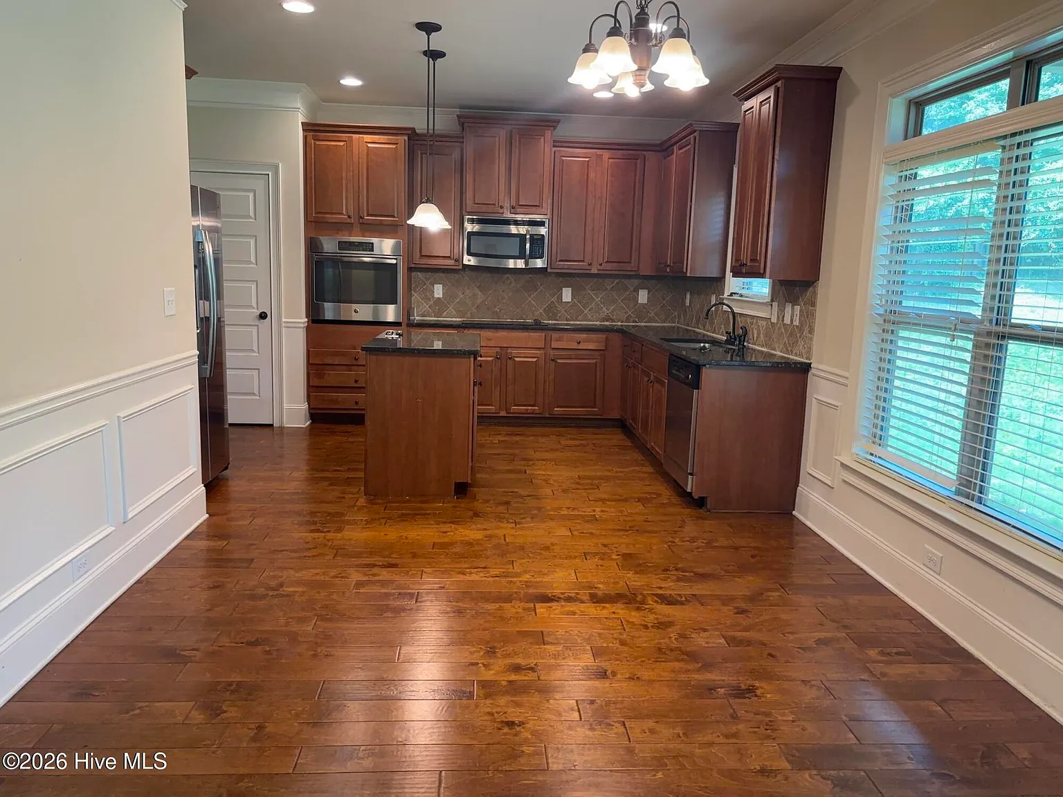 4 bed, 2.5 bath, 2619 sqft, $2,100 — Photo 4