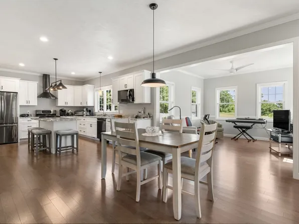 4 Meadow Ln, Blackstone, MA 01504