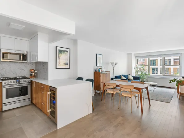 305 East 24th Street image 2 of 10