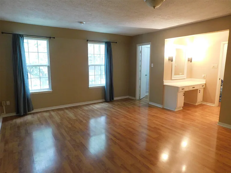 472 N Post Oak Ln — Photo 44