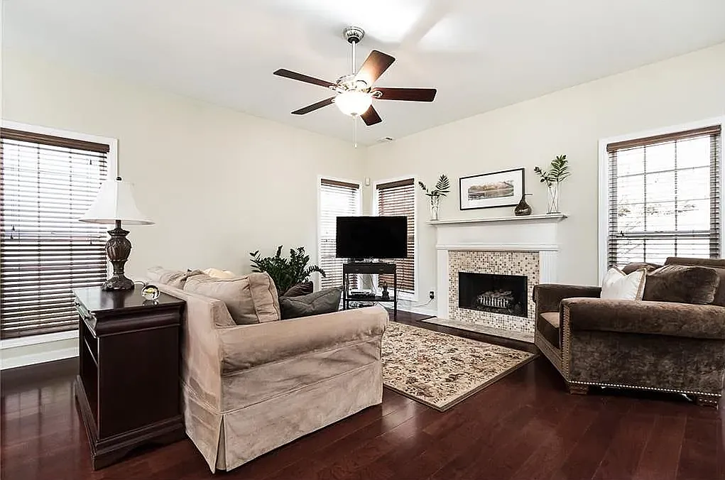 3 bed, 2168 sqft, $3,200 — Photo 3