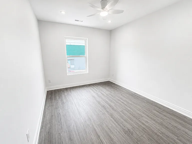 1127 Main St E — Photo 12