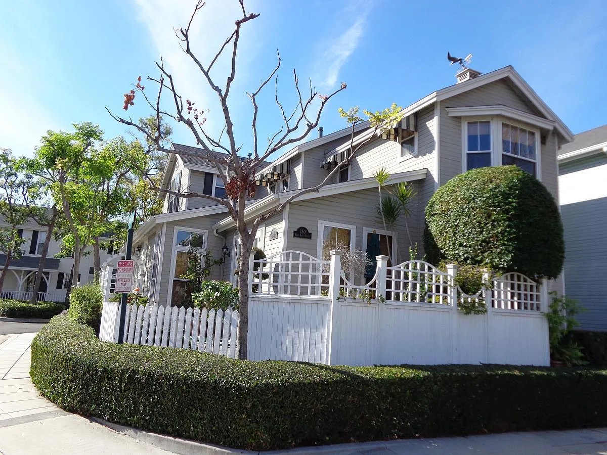 Corner Lot House - 250 W Ash St