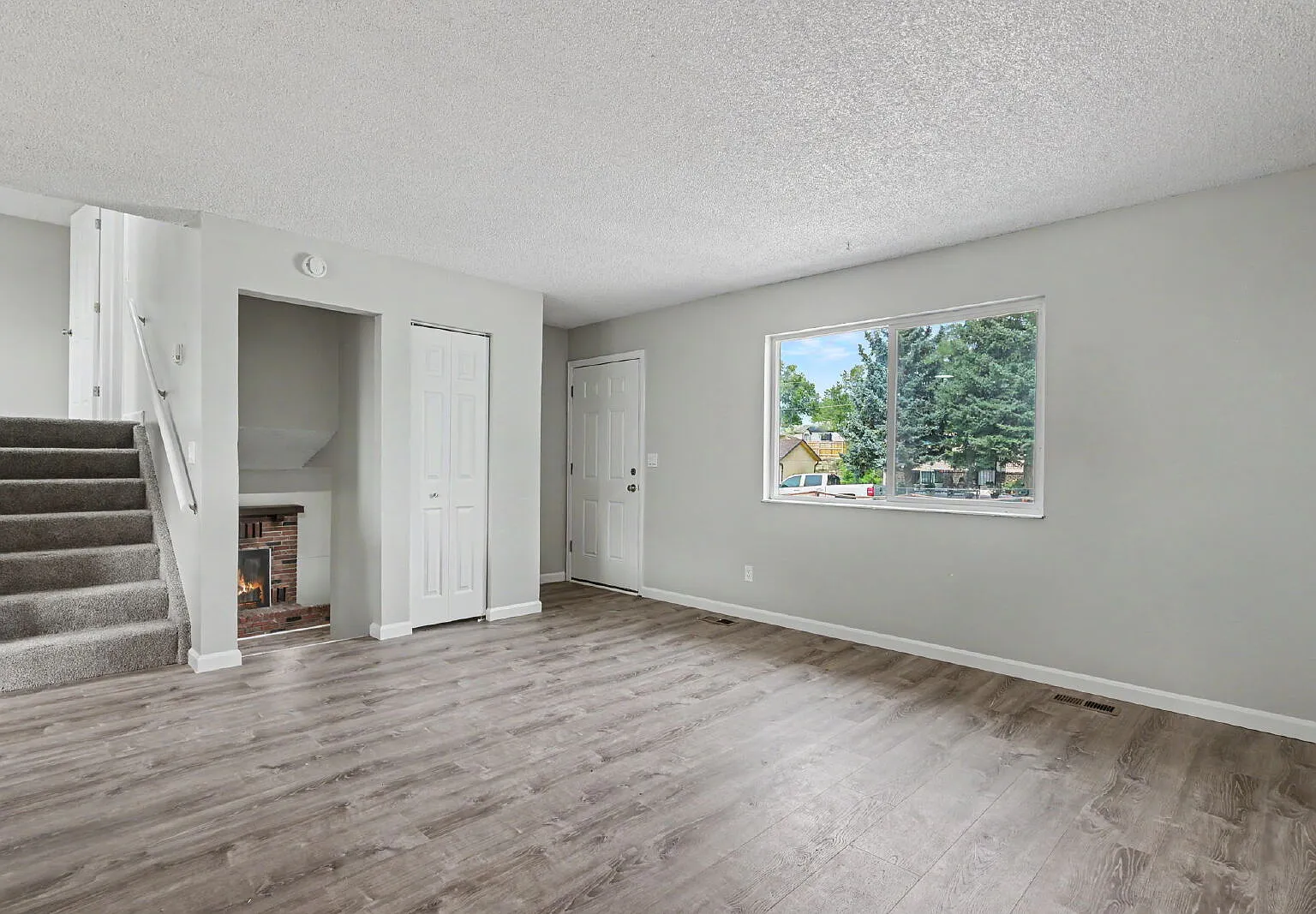 2 bed, 1.5 bath, 1420 sqft, $1,695 — Photo 2