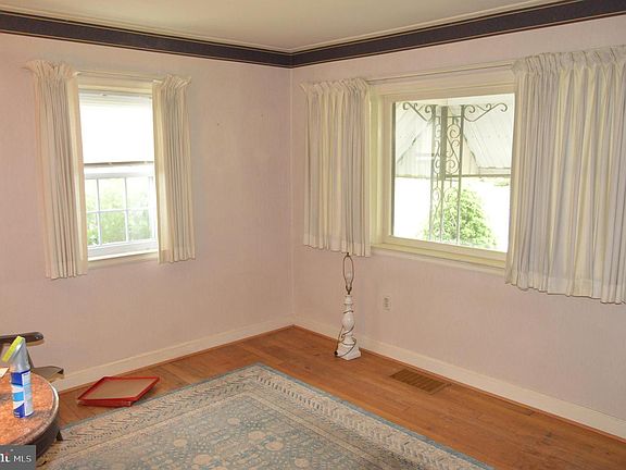 4th image of 2121 Peters Rd