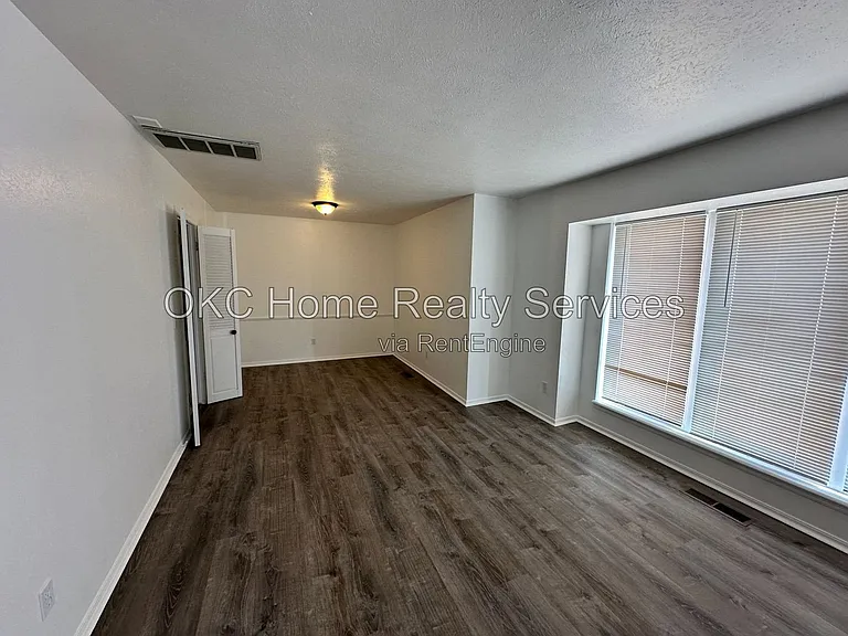 1428 SW 72nd St — Photo 2