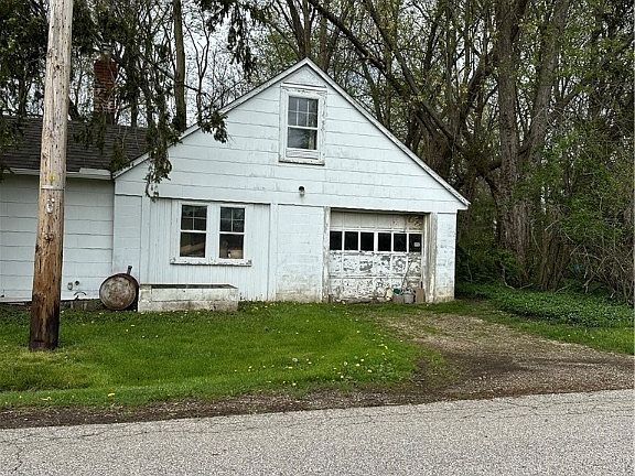 3rd image of 944 East Blvd