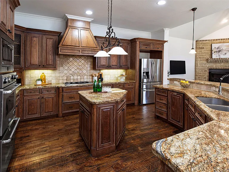 3606 S Versailles Ave — Photo 4