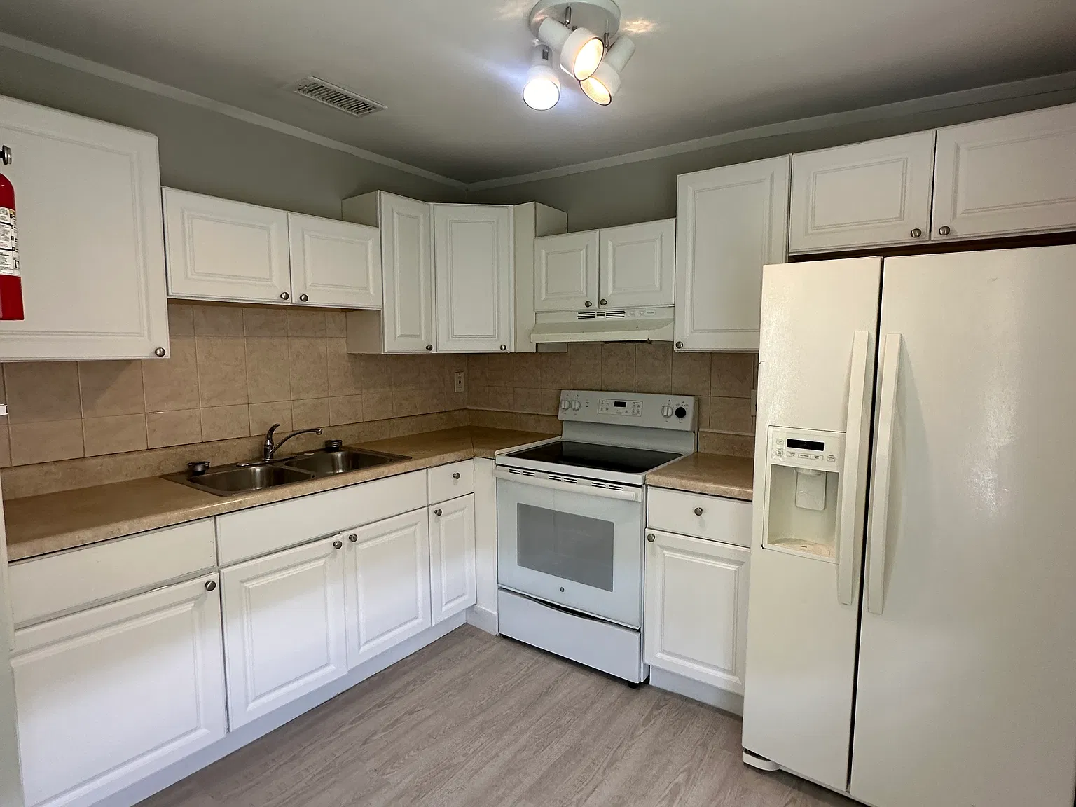 3 bed, 1100 sqft, $2,500 — Photo 4