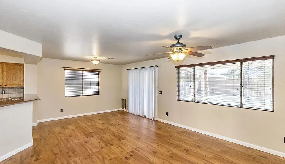 3 bed, 2.5 bath, 1964 sqft, $2,100 — Photo 2