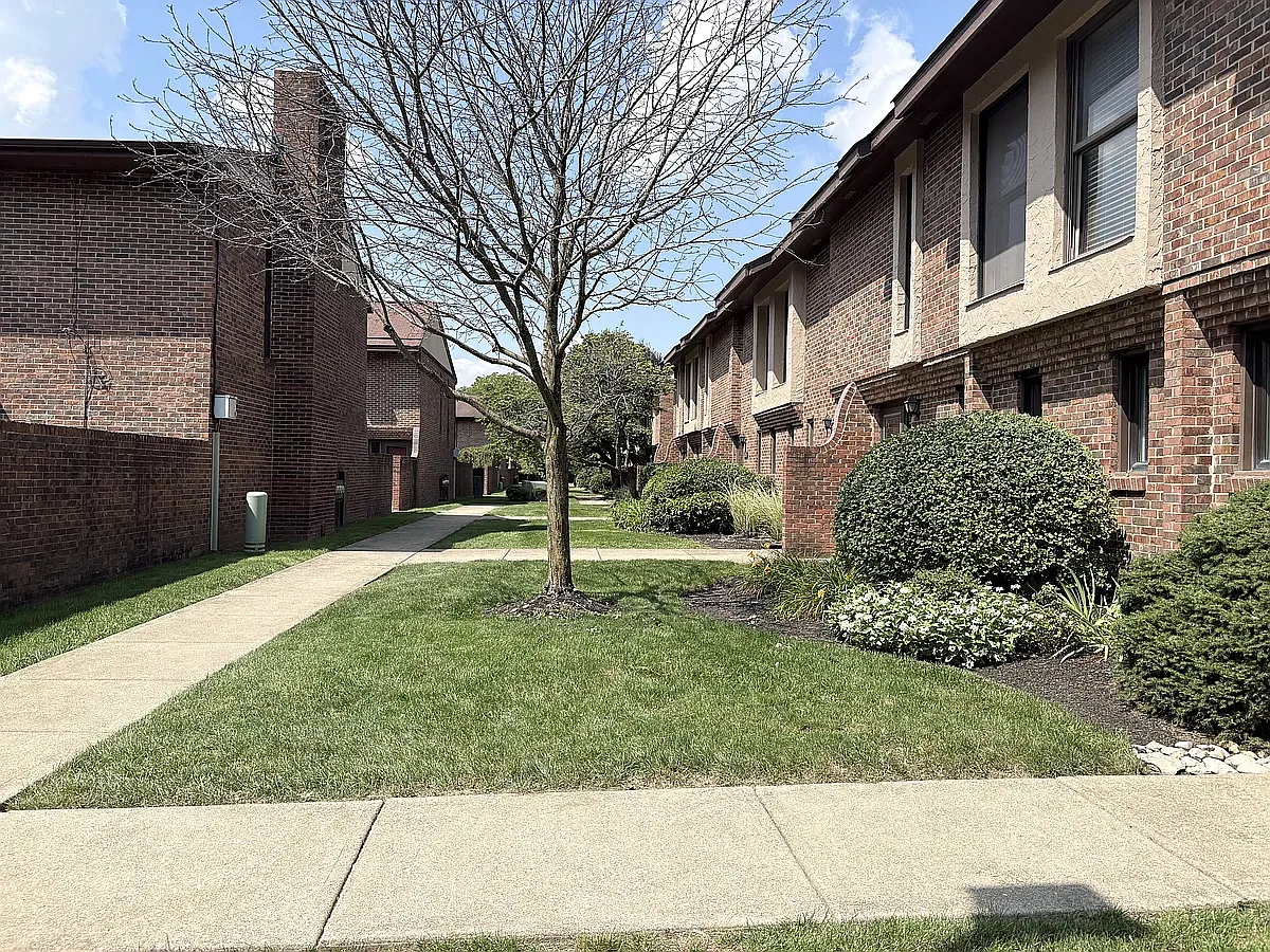 2 bed, 1.5 bath, 1054 sqft, $1,950 — Photo 3