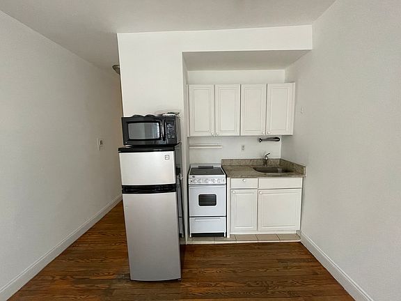 3rd image of 449 W 56th St APT 6D
