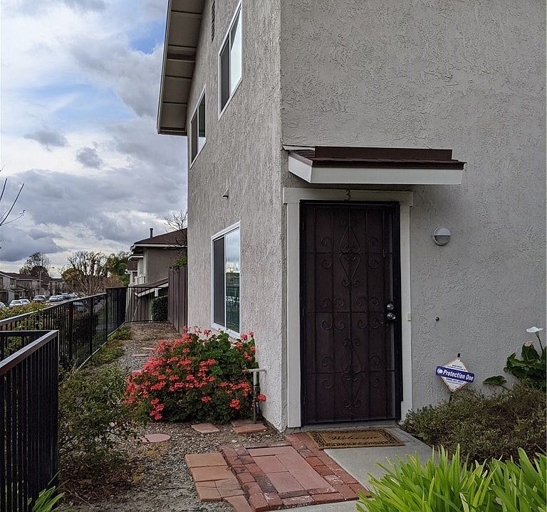 1st image of 3065 Gladstone St APT 3