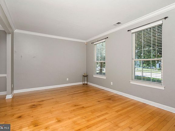 5th image of 412 Denow Rd