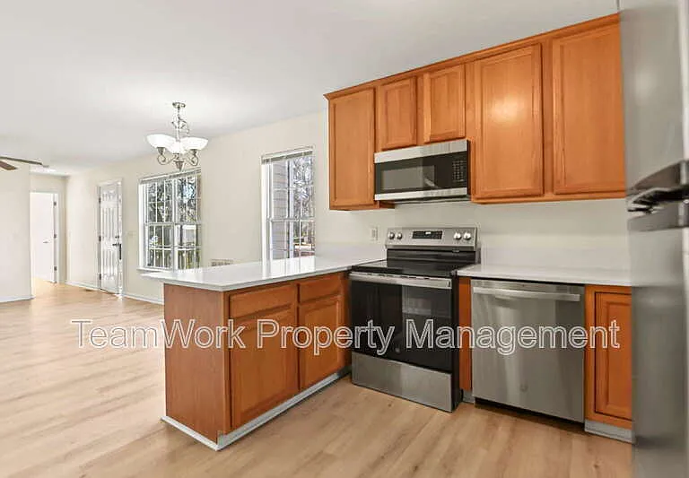 131 Boone St — Photo 9