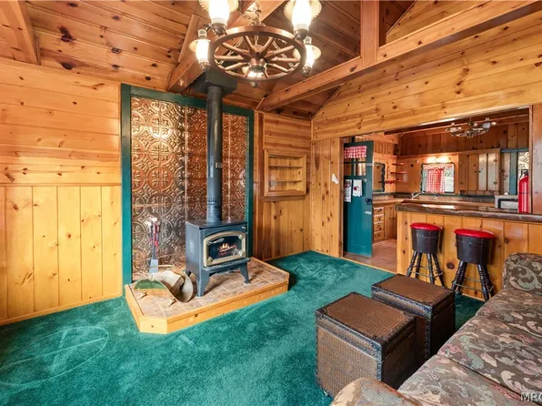 376 Pine Hill Dr, Fawnskin, CA 92333