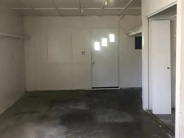 2105 Brady Ln — Photo 16