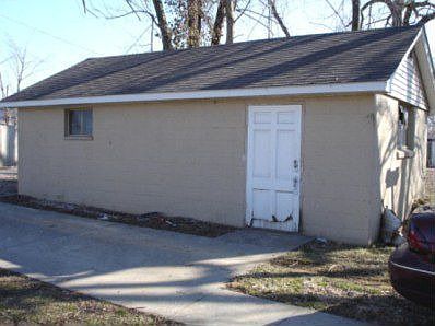 3rd image of 905 W 13th St