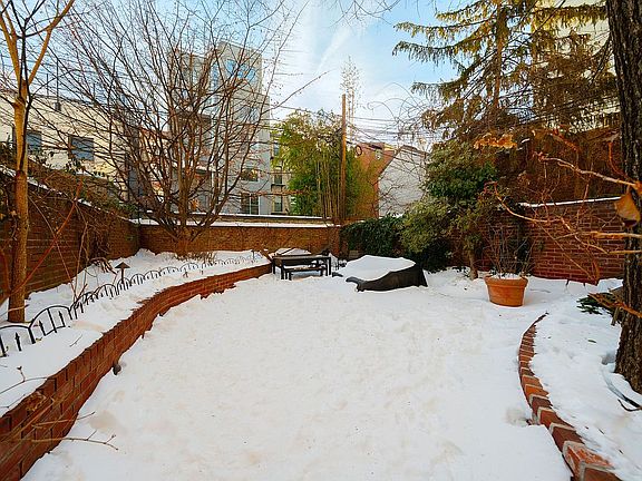 2nd image of 94 Wyckoff St APT 1R