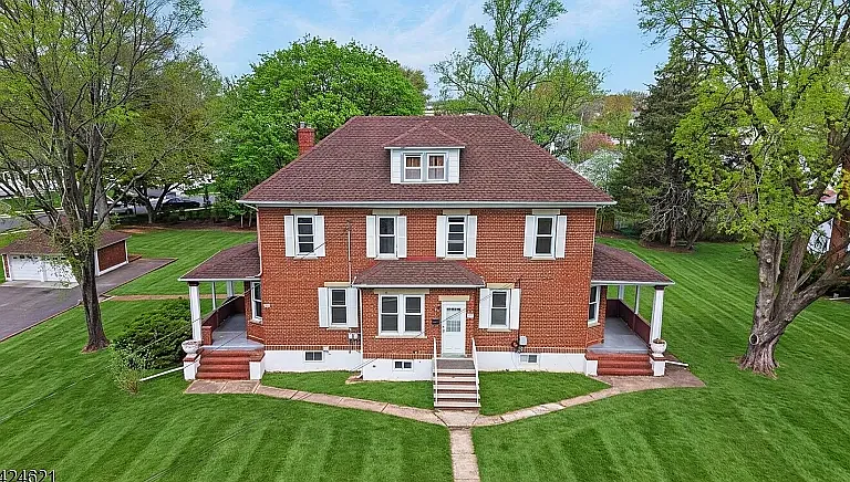 916 Old York Rd — Photo 1