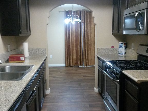 4th image of 9242 Cedros Ave