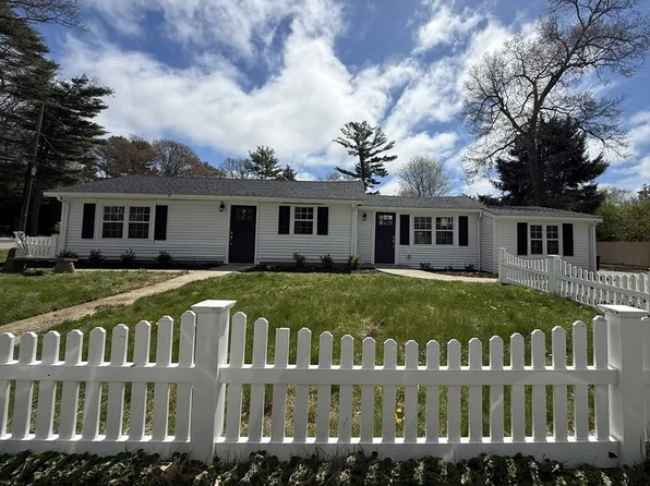 43 Buttonwood Rd, Halifax, MA 02338