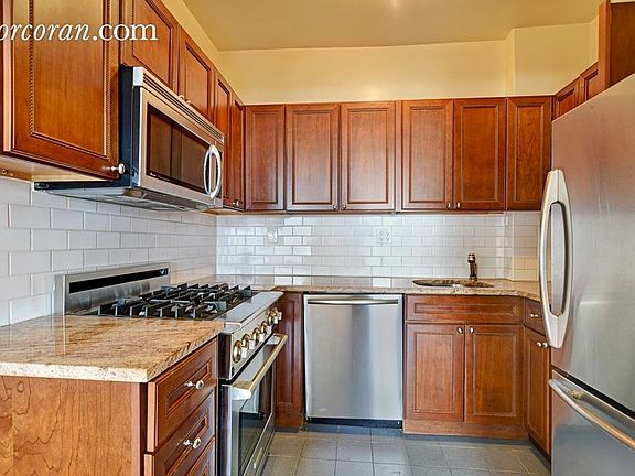 3rd image of 381 Bleecker St