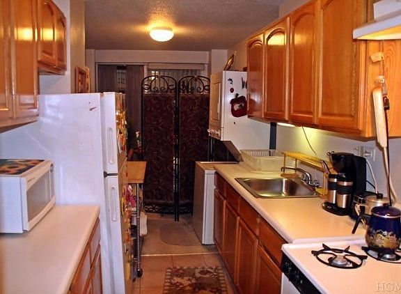 3rd image of 2550 Olinville Ave APT 9D
