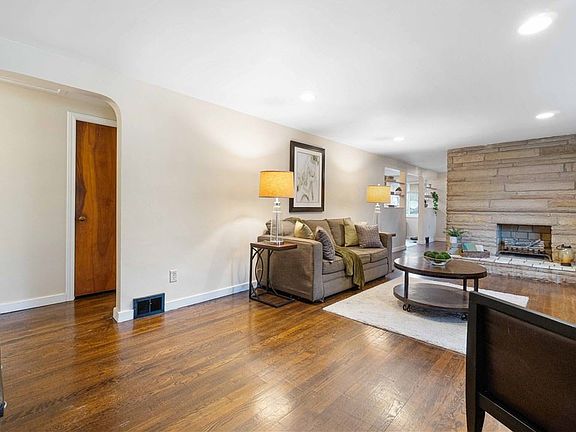 5th image of 12421 Lincoln Way